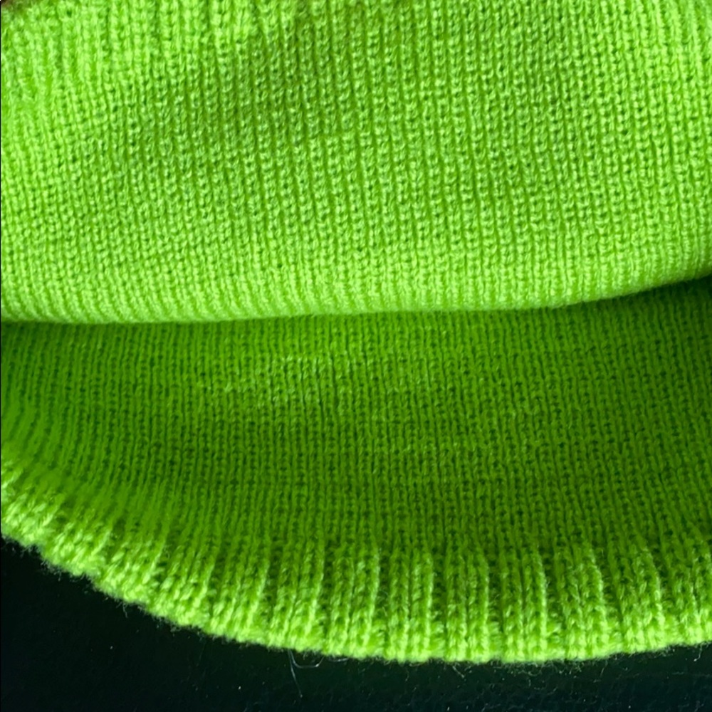 Women’s Reebok winter hat - Picture 5 of 7